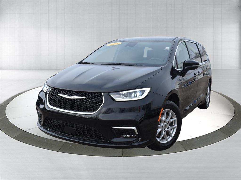 used 2025 Chrysler Pacifica car, priced at $29,577