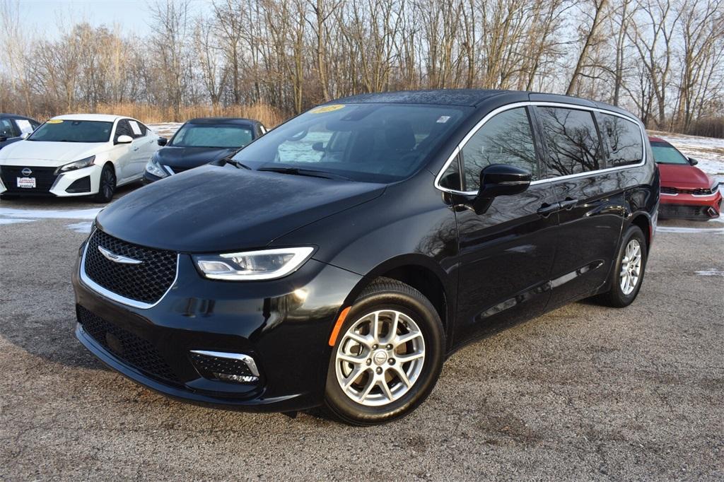 used 2025 Chrysler Pacifica car, priced at $35,277