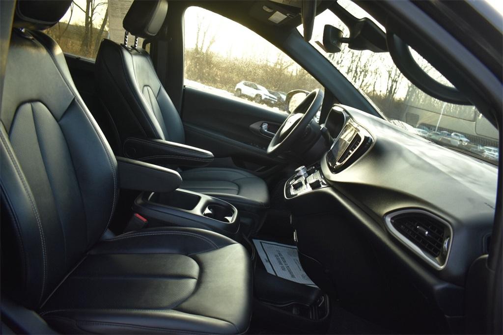 used 2025 Chrysler Pacifica car, priced at $35,277