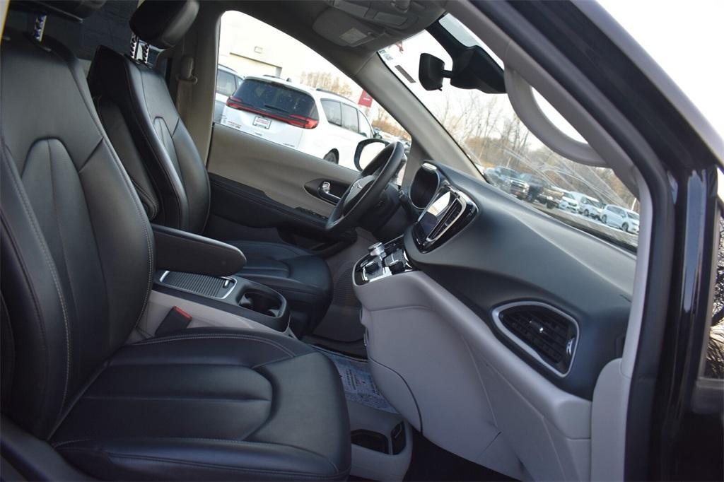 used 2024 Chrysler Pacifica car, priced at $25,877