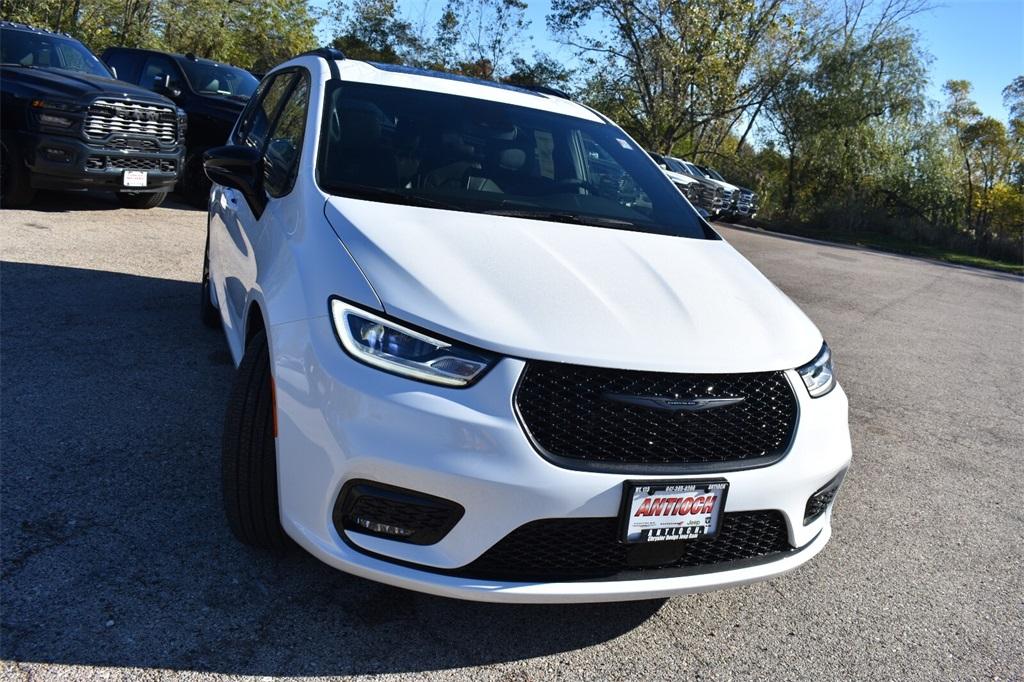 new 2026 Chrysler Pacifica car, priced at $45,724