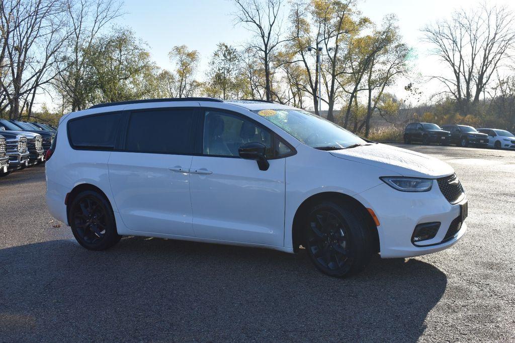 used 2025 Chrysler Pacifica car, priced at $33,577