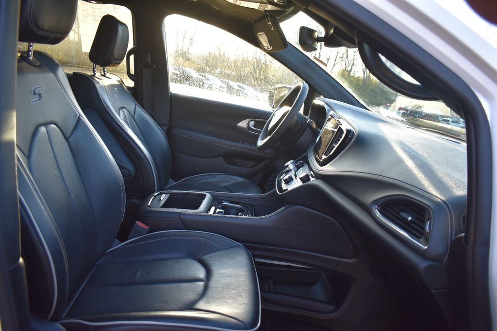 used 2025 Chrysler Pacifica car, priced at $33,577