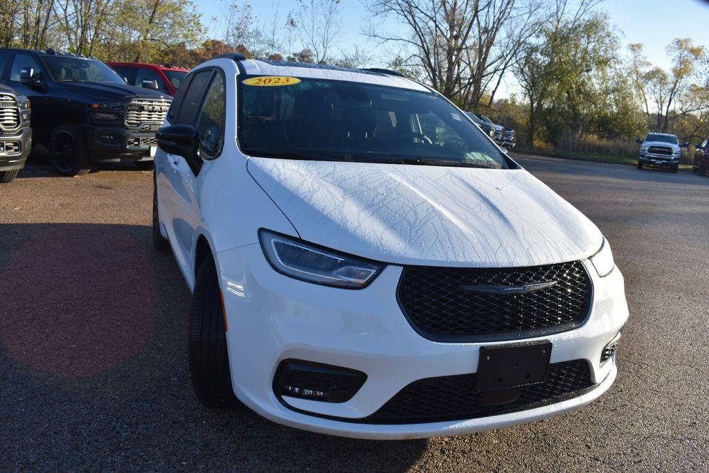 used 2025 Chrysler Pacifica car, priced at $33,577