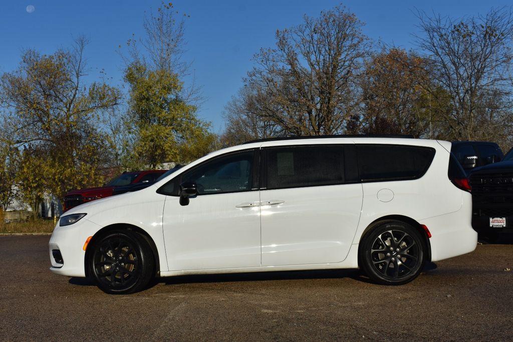 used 2025 Chrysler Pacifica car, priced at $33,577