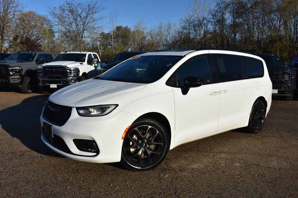 used 2025 Chrysler Pacifica car, priced at $33,577