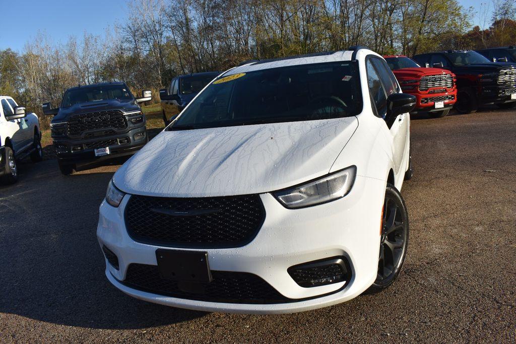 used 2025 Chrysler Pacifica car, priced at $33,577