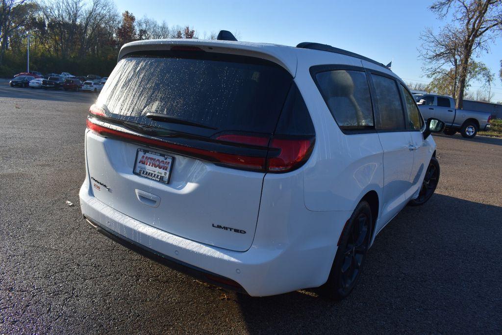 used 2025 Chrysler Pacifica car, priced at $33,577