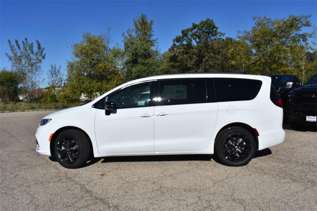 new 2026 Chrysler Pacifica car, priced at $46,563