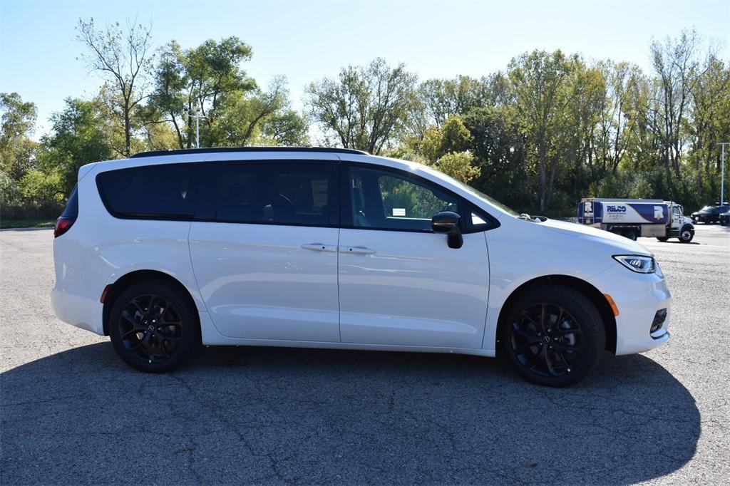 new 2026 Chrysler Pacifica car, priced at $46,563