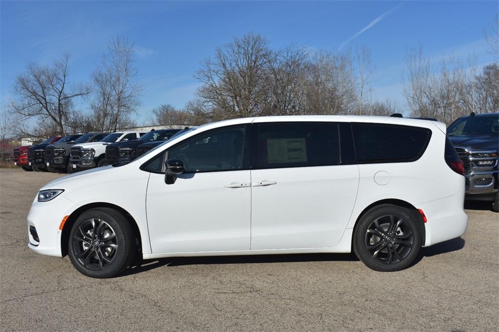 new 2026 Chrysler Pacifica car, priced at $41,865
