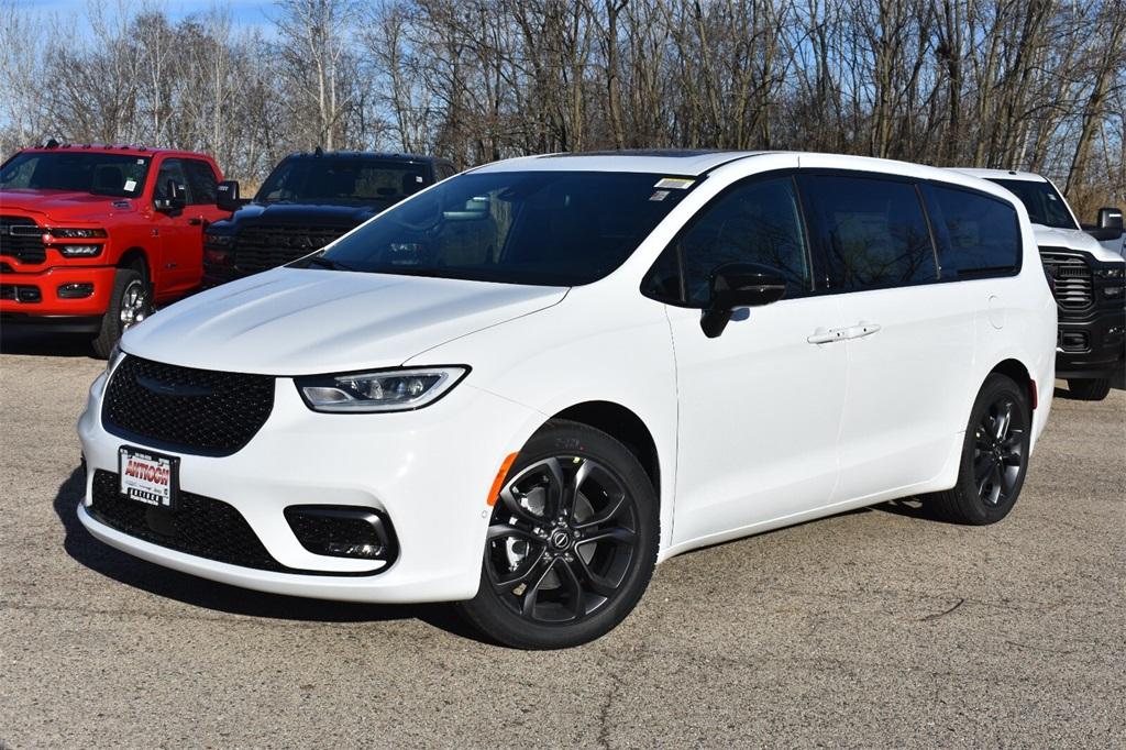 new 2026 Chrysler Pacifica car, priced at $41,865