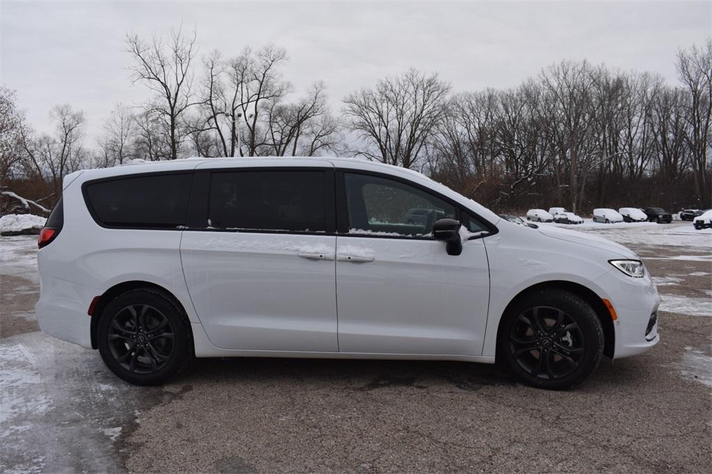 new 2026 Chrysler Pacifica car, priced at $41,865
