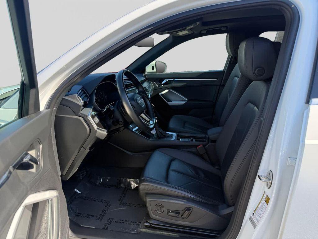 Audi Q3 view 10