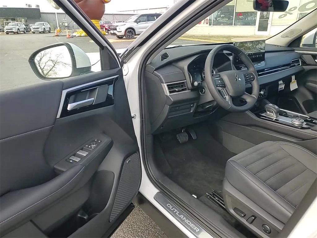 new 2025 Mitsubishi Outlander car, priced at $38,565