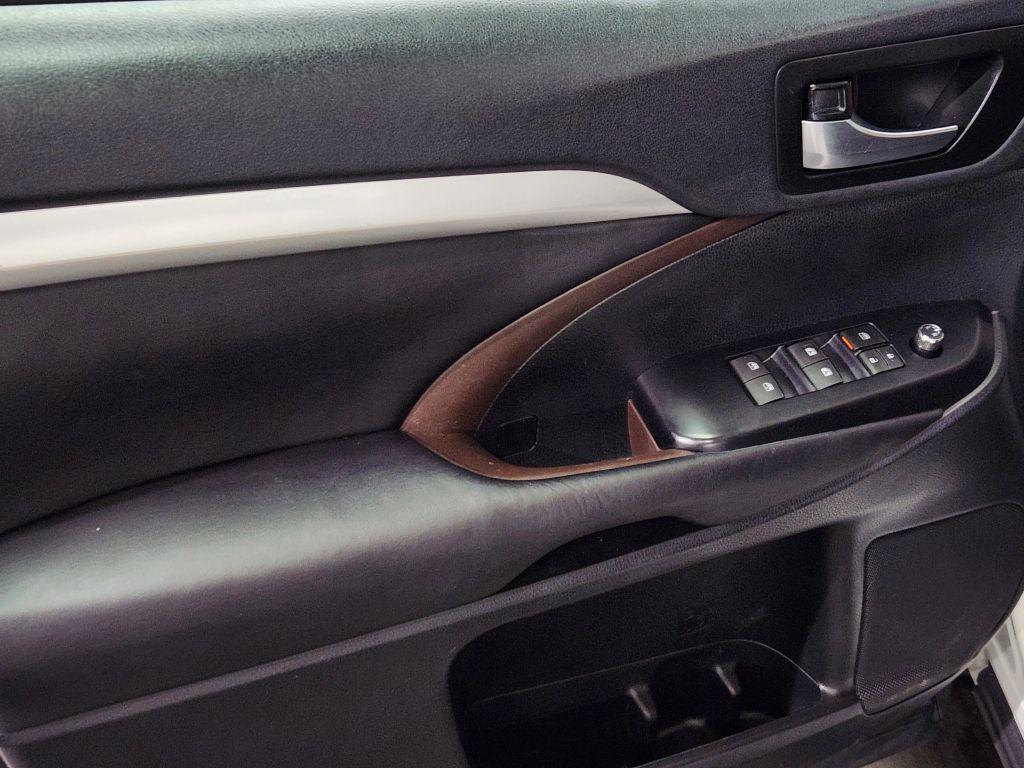 used 2019 Toyota Highlander car, priced at $25,900