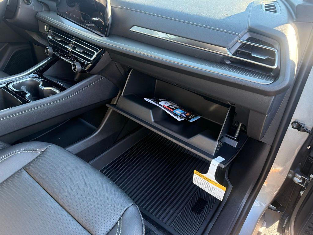 new 2026 Chevrolet Traverse car, priced at $43,585