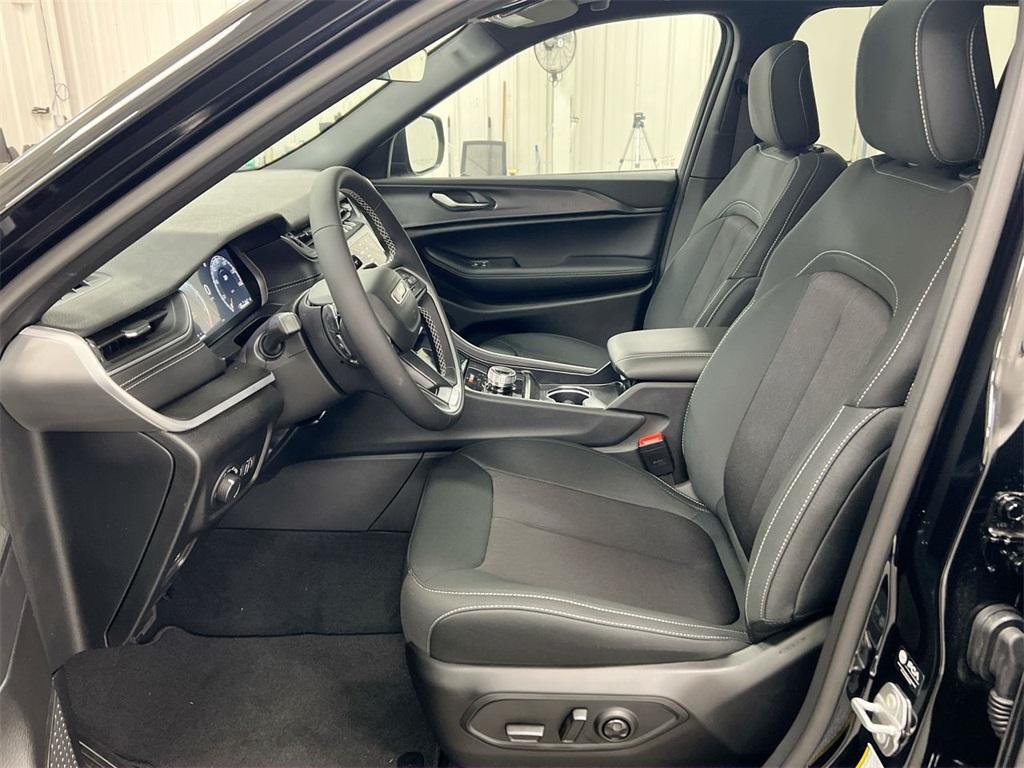 new 2025 Jeep Grand Cherokee car, priced at $33,728