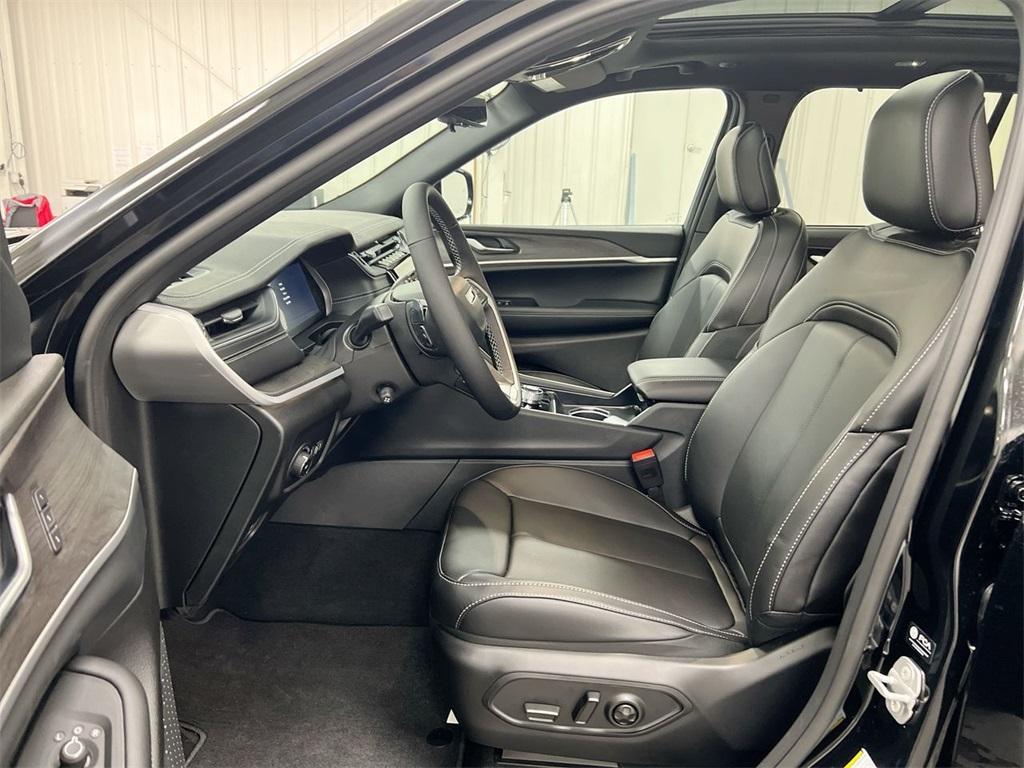 new 2025 Jeep Grand Cherokee car, priced at $44,372