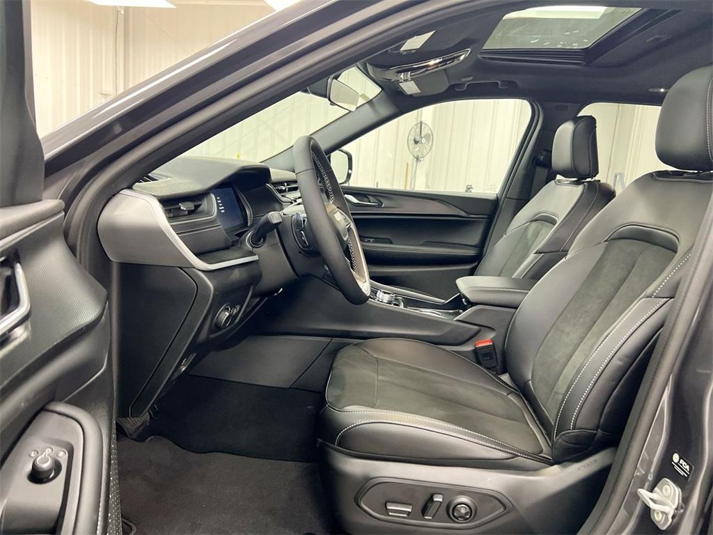 new 2025 Jeep Grand Cherokee car, priced at $38,238