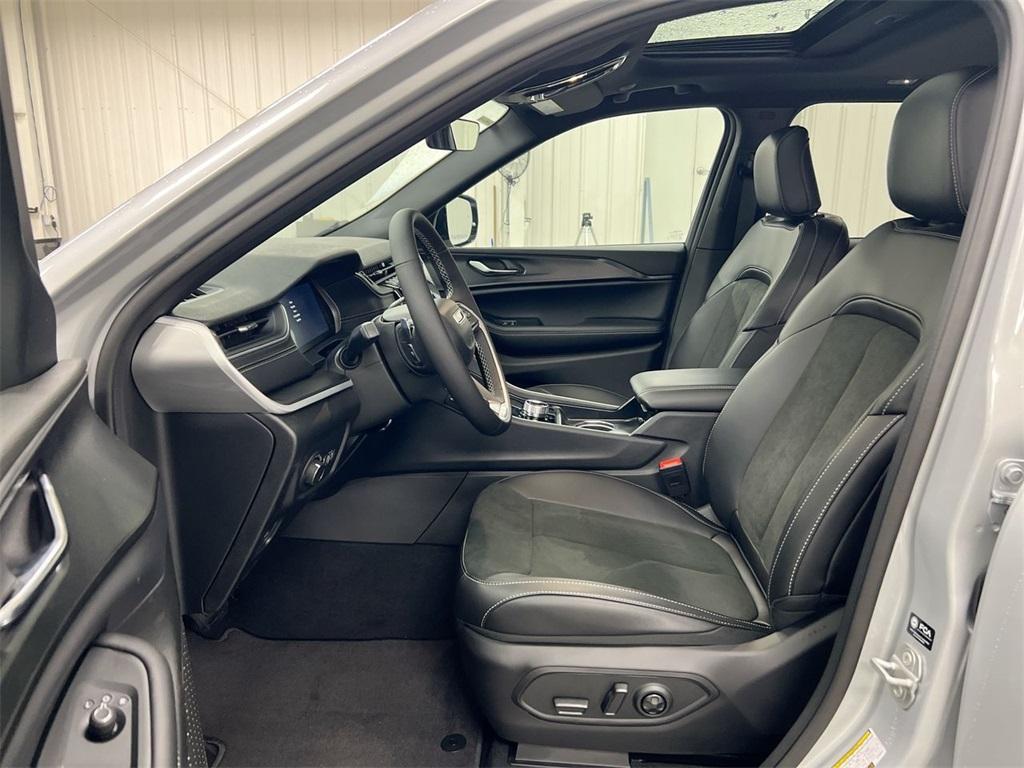 new 2025 Jeep Grand Cherokee car, priced at $40,828