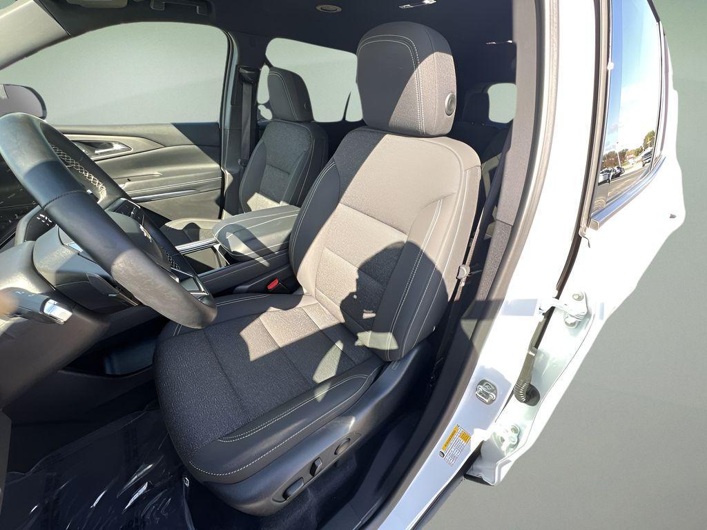 2025 Summit White Chevrolet Traverse