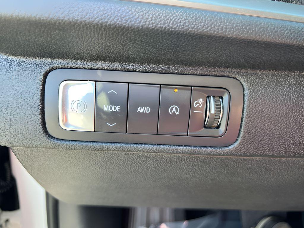 2025 Summit White Chevrolet Traverse