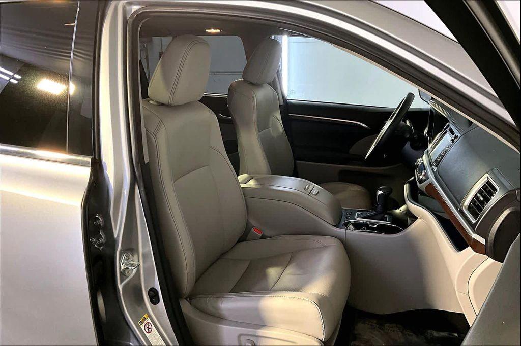 used 2015 Toyota Highlander car, priced at $21,686