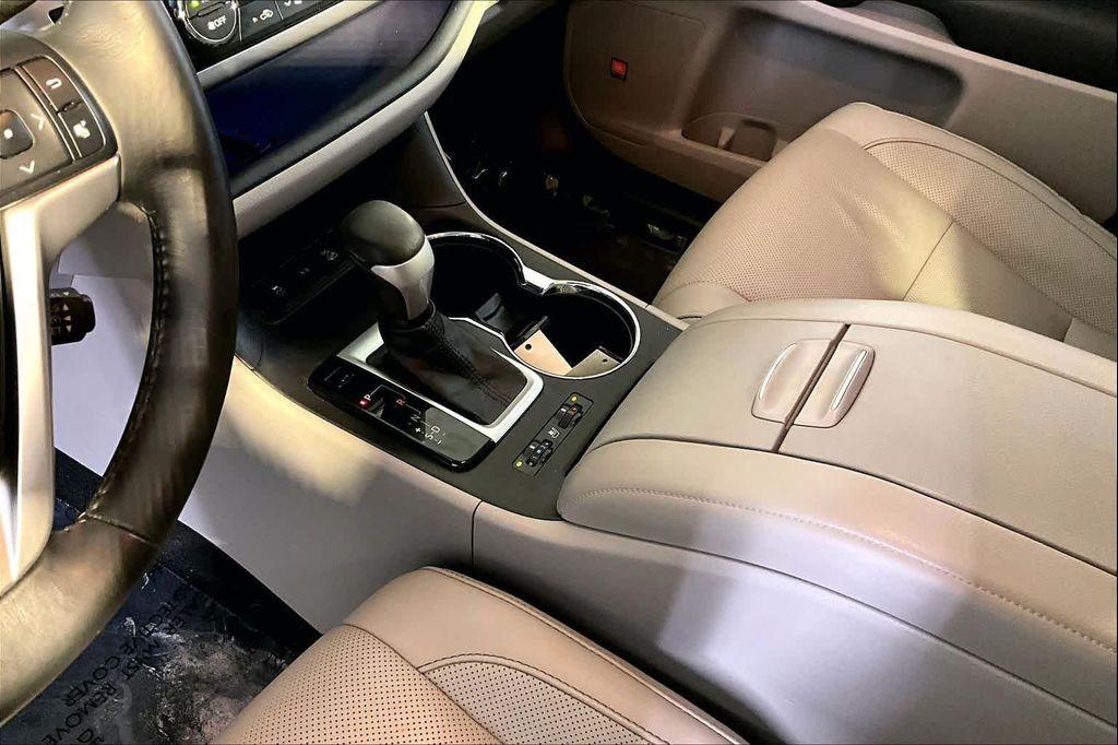 used 2015 Toyota Highlander car, priced at $21,686