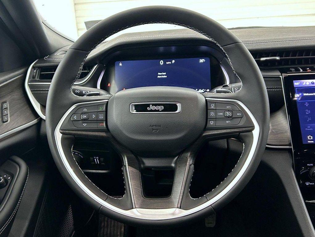 new 2025 Jeep Grand Cherokee car, priced at $43,395