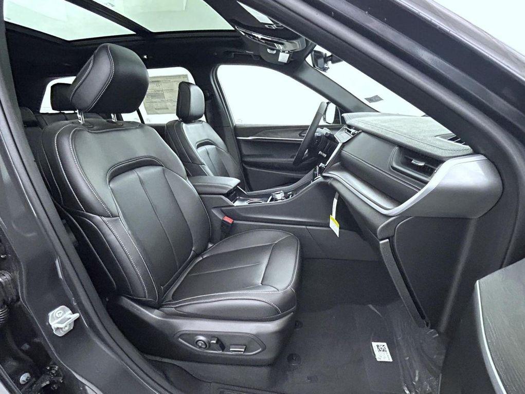 new 2026 Jeep Grand Cherokee car, priced at $45,617