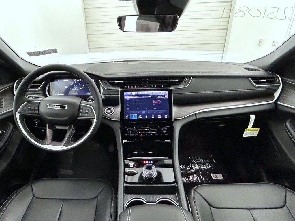 new 2025 Jeep Grand Cherokee car, priced at $41,024
