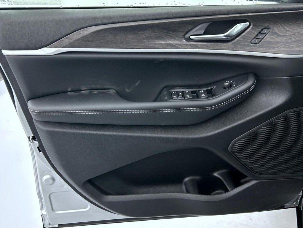 new 2025 Jeep Grand Cherokee car, priced at $41,024