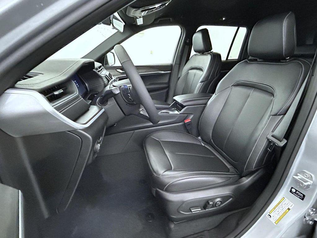 new 2025 Jeep Grand Cherokee car, priced at $41,024