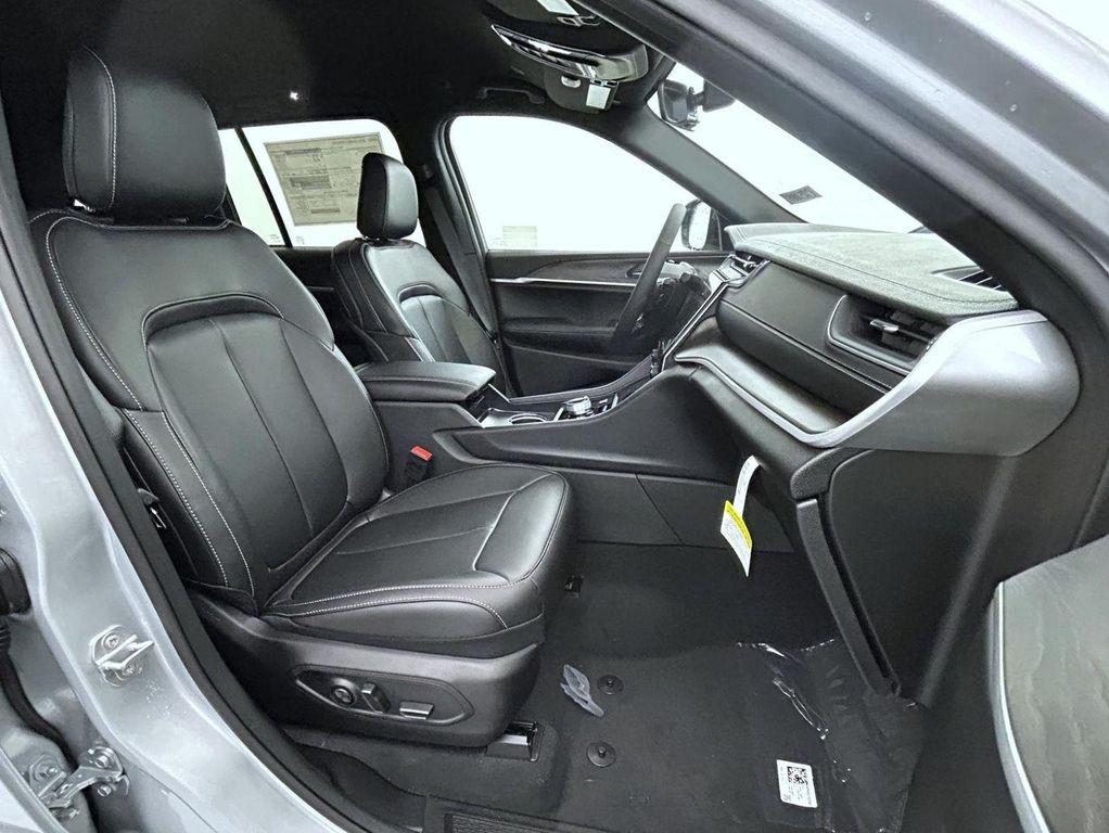 new 2025 Jeep Grand Cherokee car, priced at $41,024