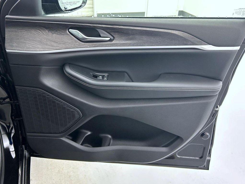 new 2025 Jeep Grand Cherokee car, priced at $40,524