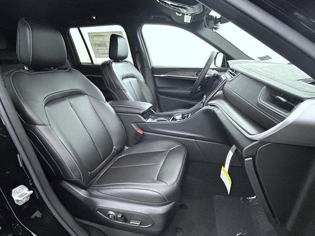 new 2025 Jeep Grand Cherokee car, priced at $40,524