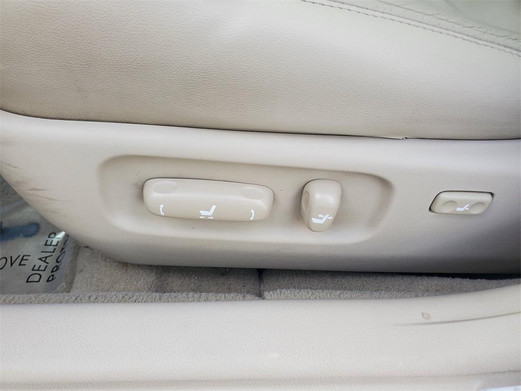 used 2005 Toyota Avalon car, priced at $3,888