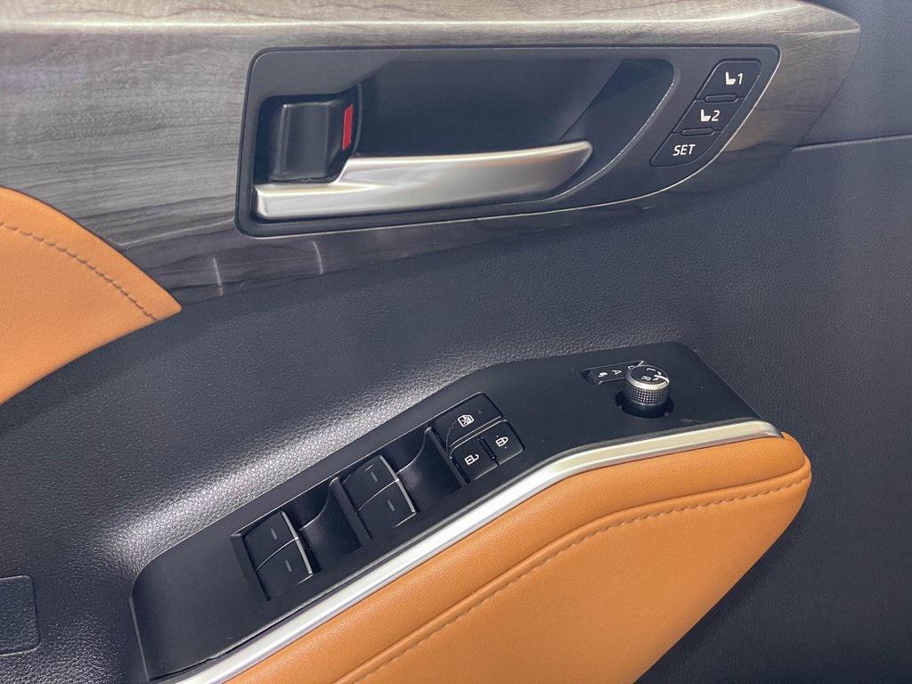 used 2024 Toyota Highlander Hybrid car, priced at $46,999