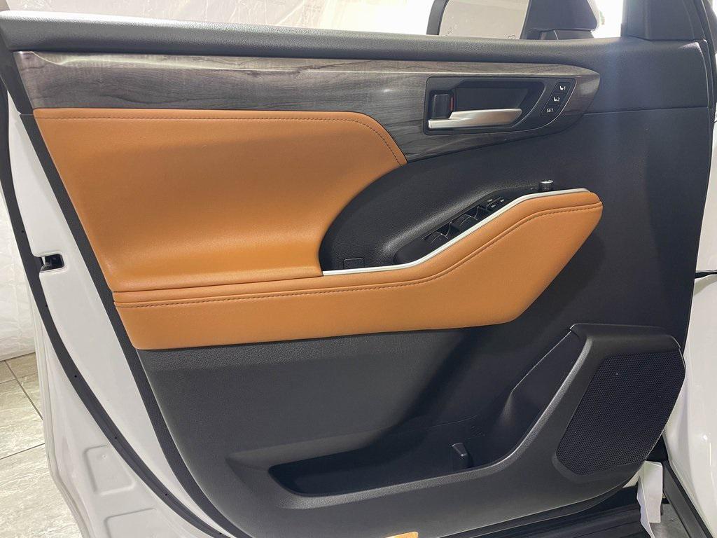 used 2024 Toyota Highlander Hybrid car, priced at $46,999