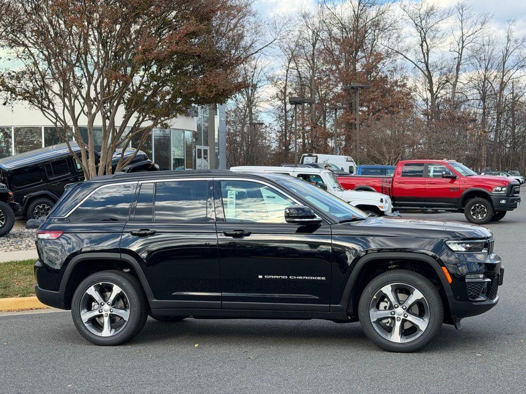 new 2025 Jeep Grand Cherokee car, priced at $47,736