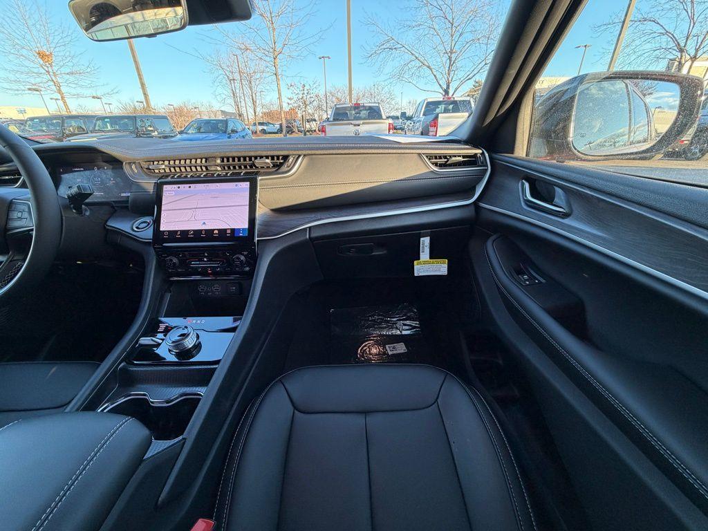 new 2025 Jeep Grand Cherokee car, priced at $41,880