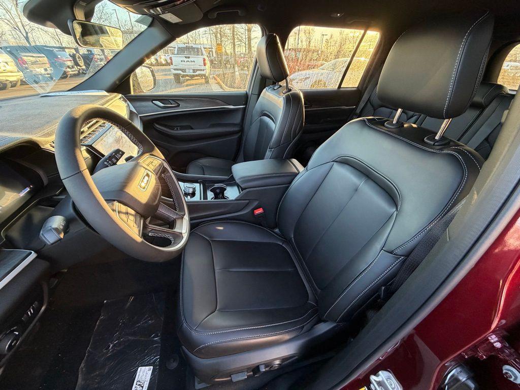 new 2025 Jeep Grand Cherokee car, priced at $41,880