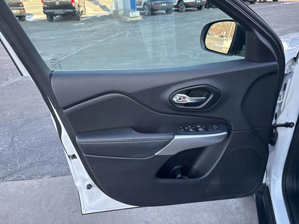 used 2022 Jeep Cherokee car, priced at $22,987