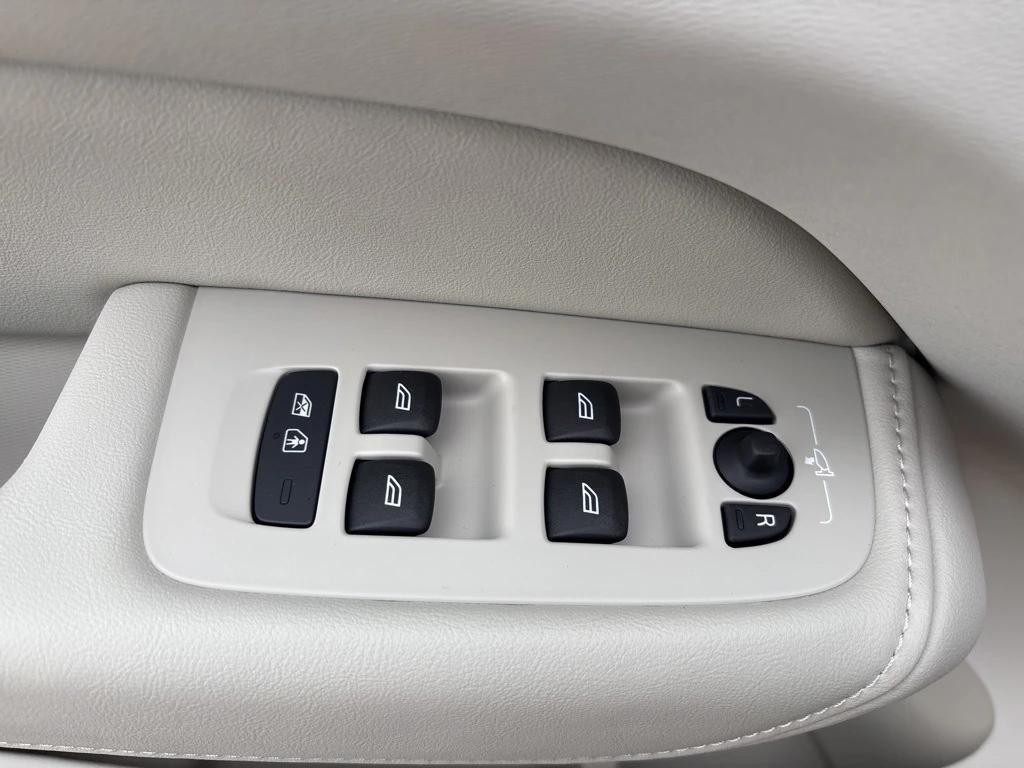 new 2026 Volvo XC60 Plug-In Hybrid car, priced at $75,235