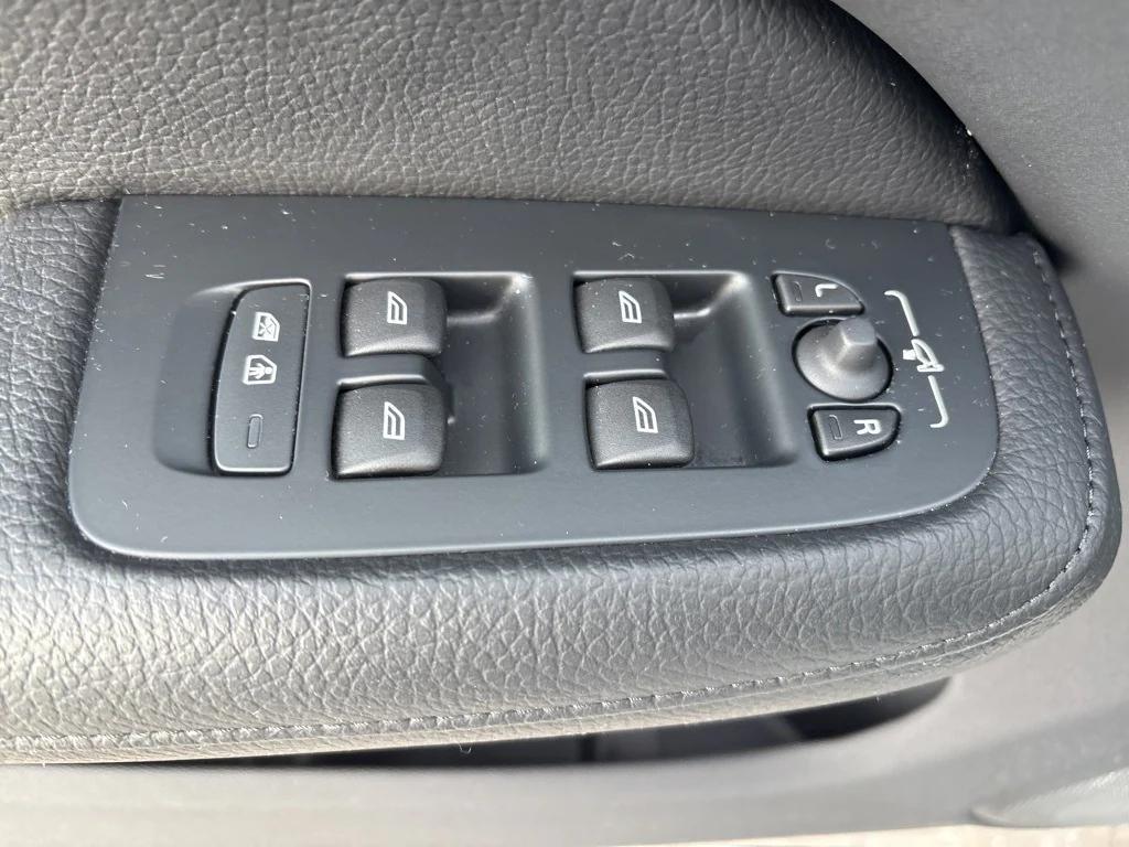 used 2022 Volvo S60 Recharge Plug-In Hybrid car, priced at $33,468