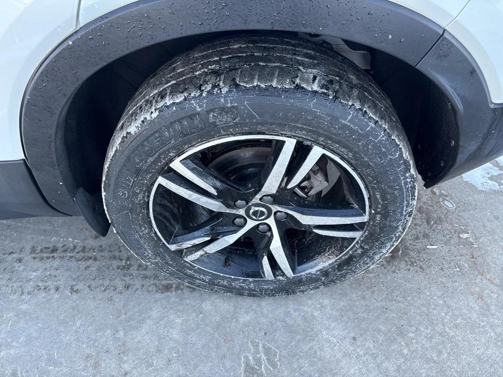 used 2023 Volvo XC40 car, priced at $25,486