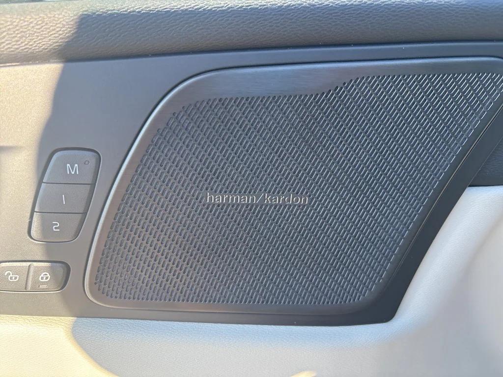 new 2026 Volvo XC60 Plug-In Hybrid car, priced at $75,235