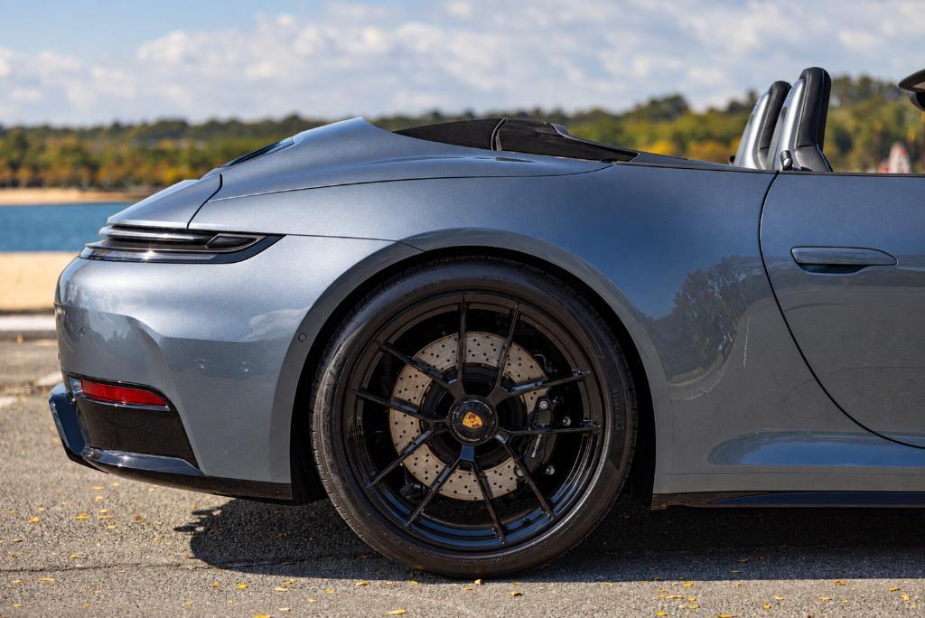 Porsche 911 view 32