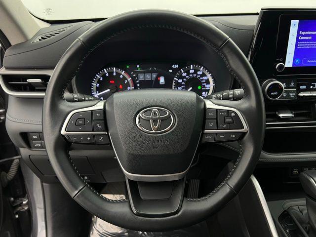 used 2024 Toyota Highlander car, priced at $31,295